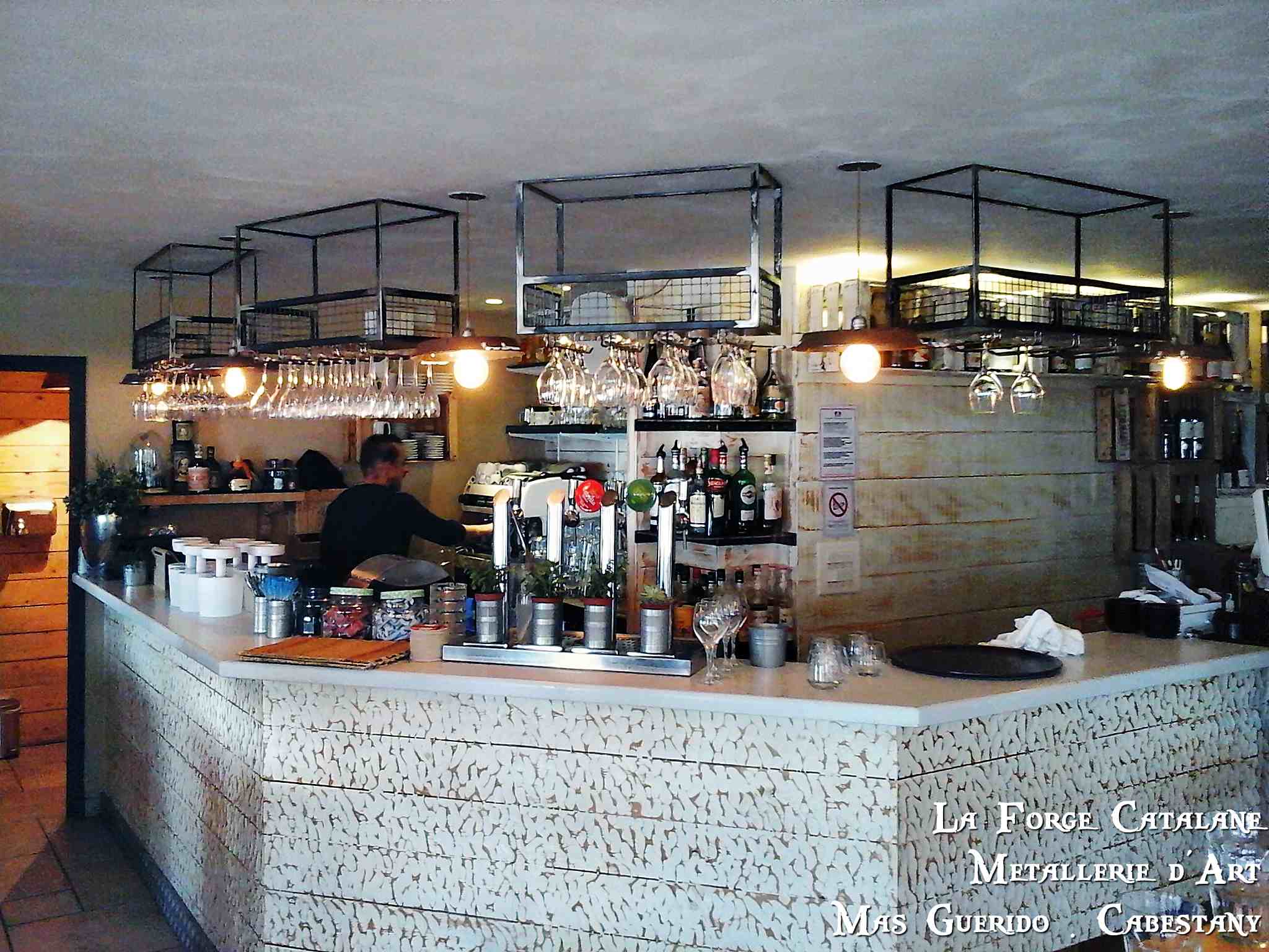 Range bouteille bar la siesta industriel forge catalane 7.jpg